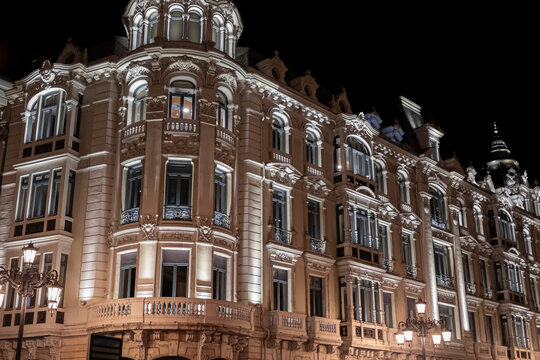 Fotograf&iacute;a nocturna del edificio Santa Lucia iluminado por la noche en la ciudad de Oviedo, Espa&ntilde;a