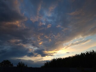 Serene Sunset Sky with Cirrus Clouds: A Perfect Background or Wallpaper
