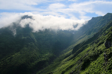Obraz premium 雲湧く鳥海山