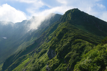 Naklejka premium 雲流れる鳥海山の外輪山