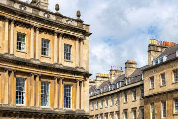 Obraz premium Part of the façade of historic ring of townhouses on The Circus in Bath, Somerset, UK designed by architect John Wood, the Elder built between 1754 and 1768 in Georgian architecture