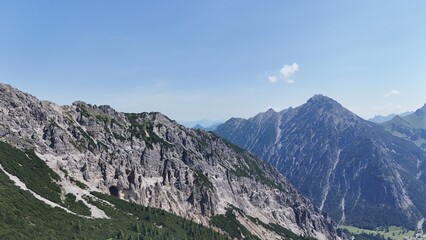 Fototapeta premium Die wundervolle Bergwelt in Malbun in Liechtenstein im Sommer mit der Drohne aufgenommen