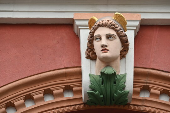 Schlu&szlig;stein mit Gesichtsrelief an einem Renaissancegeb&auml;ude in Erfurt