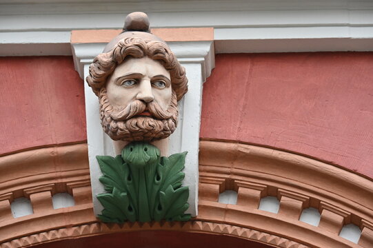 Schlu&szlig;stein mit Gesichtsrelief an einem Renaissancegeb&auml;ude in Erfurt