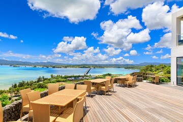 古宇利島、古宇利オーシャンタワーから眺める古宇利大橋