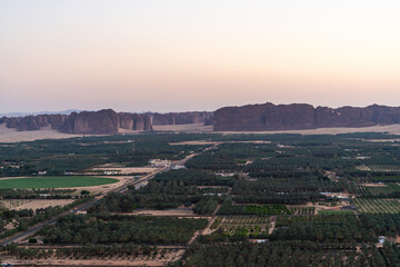 Luftaufnahme über die Dattelpalmen und Oase im Wüstenland AlUla Medina Saudi-Arabien 