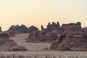 Schluchten, Klippen, Felsen, und Felsformationen bei Sonnenuntergang oder Sonnenaufgang im Wüstenland AlUla Medina Saudi-Arabien