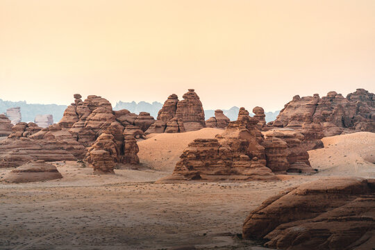Schluchten, Klippen, Felsen, und Felsformationen bei Sonnenuntergang oder Sonnenaufgang im W&uuml;stenland AlUla Medina Saudi-Arabien