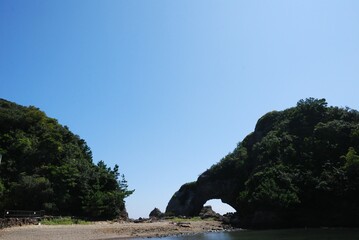 巨岩がきれいな海