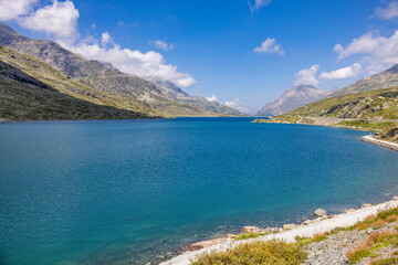 Obraz premium Szwajcaria, widok z pociągu Bernina Express, jezioro