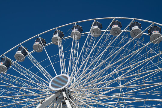Grande roue situ&eacute; dans la ville de St Malo 