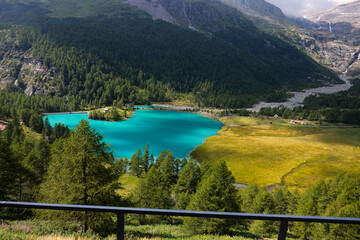 jezioro, Szwajcaria, widok z trasy pociągu, góry, lodowiec, łąka © Arkadiusz