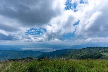 高原から眼下に望む雄大な景色