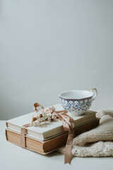 Uyutnyy osenniy den'. Chteniye knig. Izyashchnyy natyurmort: teplyy bezhevyy sviter, knigi, tsvety i vintazhnaya chashka osen', natyurmort, sviter, tsvety, uyutnyy, sherstyanoy, romantichnyy, teplyy, 