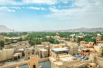 Obraz premium Old Nizwa arab town streets hidden among palms with mountains in the background, Nizwa, sultanate Oman