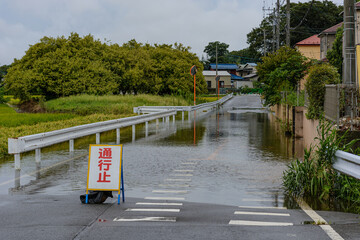 豪雨で冠水した通行止め道路