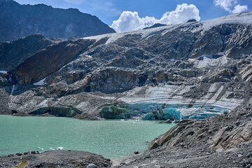 Schmelzendes Gletschereis und ein türkisfarbiger Gletschersee im Ötztal