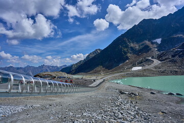 Panoramablick in das Ötztal am Rettenbachferner Gletscher mit türkisfarbigem Gletschersee