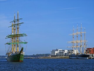 Zwei Großsegler in Travemünde