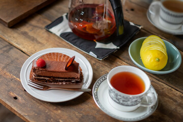 チョコレートケーキとレモンティー