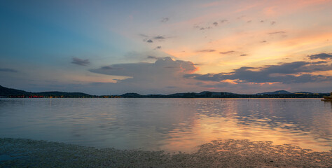 Obraz premium Tranquil Sunset Over a Calm Lake With Reflections