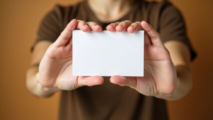 Obraz premium A person holding a blank white card in both hands