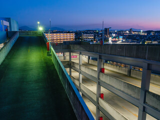 夕暮れ時の立体駐車場
