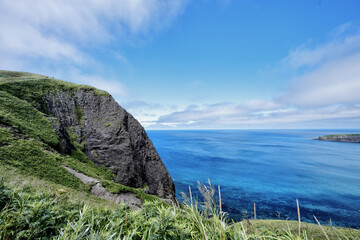 礼文島の断崖と青い海