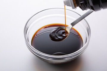 ガラスのボウルに入ったソース