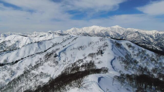 岐阜県大日ヶ岳から白山へ続く雪山稜線の空撮風景