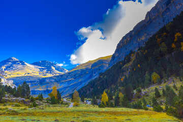 Beautiful path located in the Ordesa National Park.