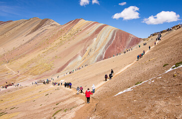 Senderos y turistas hacia la montaña siete colores o Vinicunca. Cusco. Perú.