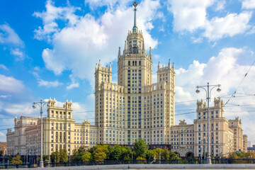 Fototapeta premium The iconic high-rise building on Kotelnicheskaya Embankment in Moscow, showcasing its classic Stalinist architecture against a bright, cloudy sky.