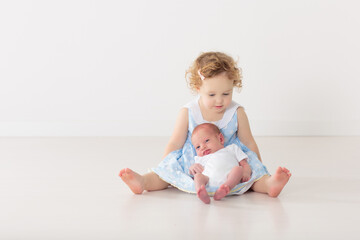 Siblings meet newborn baby