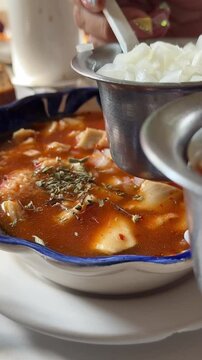  taz&oacute;n de sopa de menudo rojo con lim&oacute;n en un restaurante mexicano en guadalajara jalisco