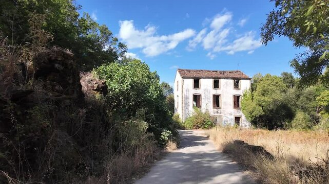 Paisaje con casa abandonada
