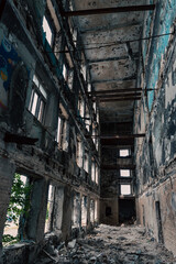 Naklejka premium destroyed building in a city lost during the war with Ukraine