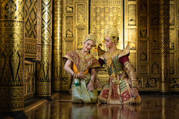 Obraz premium Pantomime (Khon) is traditional Thai classic masked play enacting scenes from the Ramayana with a backdrop of Thai paintings in a public place at Wat Phra Khao, Ayutthaya province, Thailand