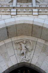 Angel blanco en la entrada de una iglesia