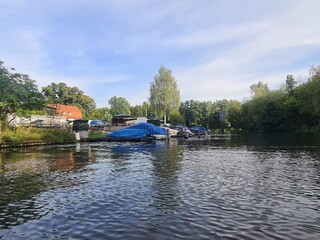 Sicht auf den Müggelspree - Fluss in Berlin Rahnsdorf, Sicht aus einem Kayak