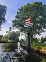 M&uuml;ggelspree - Fluss mit M&uuml;ggelspree - Schild in Berlin Rahnsdorf