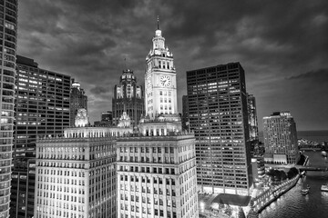Obraz premium Night view of Chicago skyscrapers from city rooftop