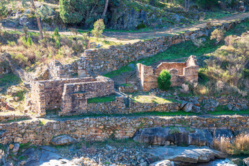 Obraz premium Photograph of the old brick buildings at the Adelong Falls Gold Mine ruins in the Snowy Mountains in New South Wales in Australia.