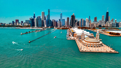 Obraz premium Aerial view of Chicago from Navy Pier on a beautiful summer day