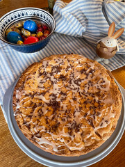 Gedeckter Apfelkuchen mit Schokoladenstreusel und Zuckerguß