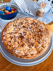 Gedeckter Apfelkuchen mit Schokoladenstreusel und Zuckerguß