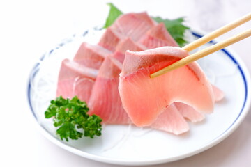 よく脂がのっておいしそうな、天然ブリのお刺身
