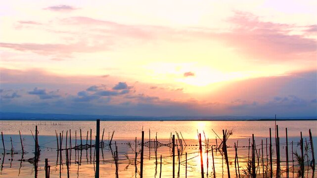 Hermoso atardecer infinito en albufera