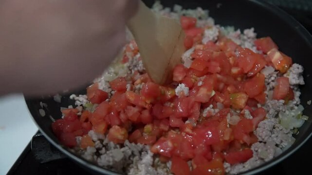 キーマカレーを作る様子