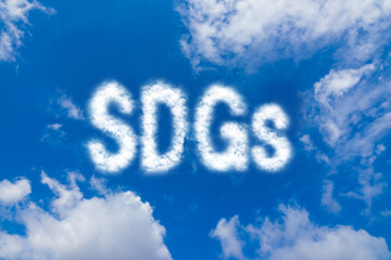 青空に浮かぶSDGsの雲
